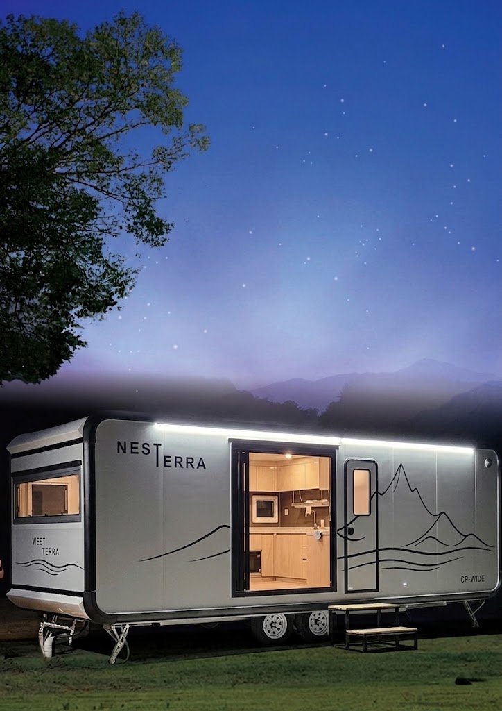 星空の下に佇むNESTERRA CP-WIDEの外観。窓から暖かな室内の灯りがこぼれる