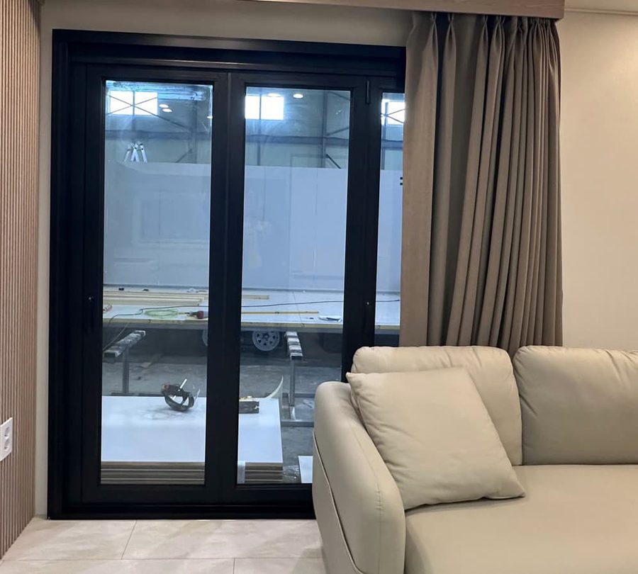 ガラス折れ戸とソファ